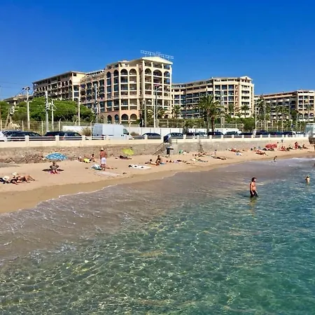 Joli 2 Pieces Aux Pieds Des Plages Cannes
